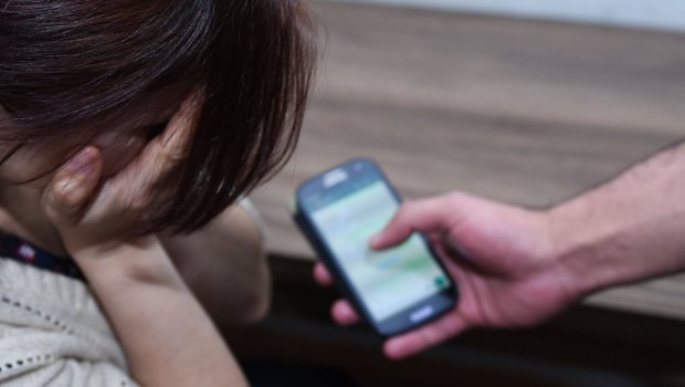 Bakıda gizli ikinci telefon işlədən 41 yaşlı qadın döyüldü