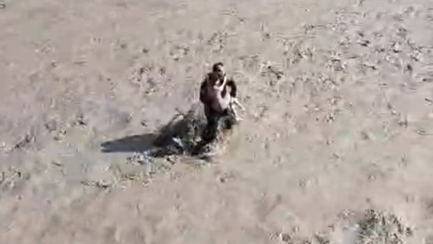 Qusarda polis çaya düşən uşağı xilas etdi - VİDEO