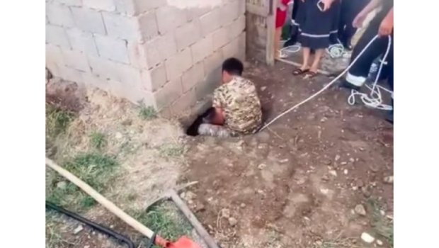Qazaxıstanda 1 yaşlı uşaq tualet çuxuruna düşdü - VİDEO
