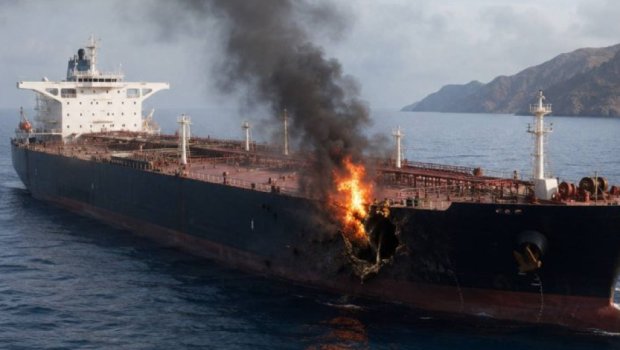 Oman sahillərində tanker naməlum mərmi ilə VURULDU
