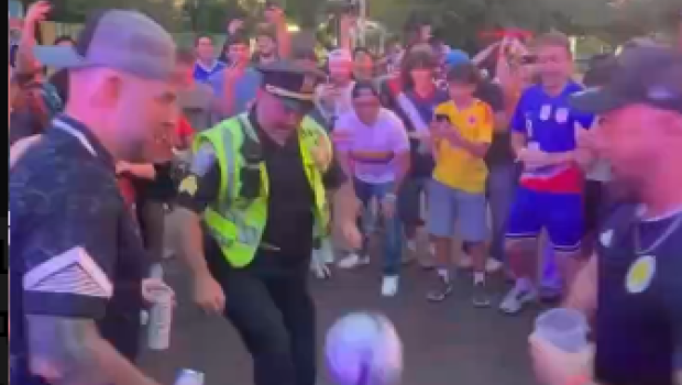 ABŞ-da şotlandiyalı polis dünya çempionatı öncəsi futbol məharətini nümayiş etdirdi - VİDEO