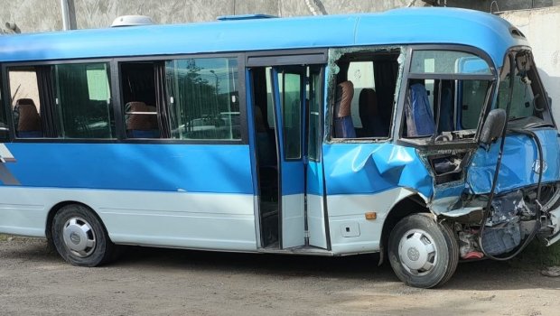 Sərnişin avtobusu &ldquo;Range Rover&rdquo;lə toqquşdu: yaralılar var - FOTO