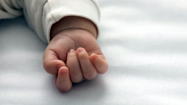 Şəmkirdə körpə qızdırmadan dünyasını dəyişdi