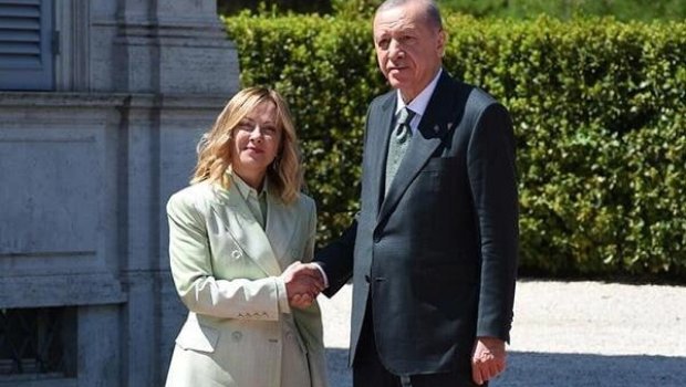 Ərdoğan istədi, Meloni siqareti tərgitdi - Video