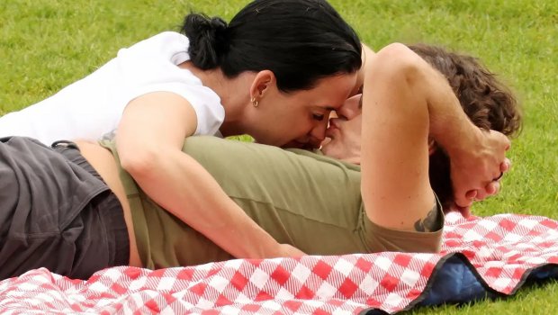 Sabiq Baş nazirlə müğənni sevgilisi piknikdə - Fotolar