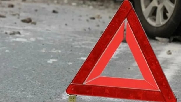 Maştağada avtomobil işıq dirəyini aşırdı: Onlarla ev işıqsız qaldı