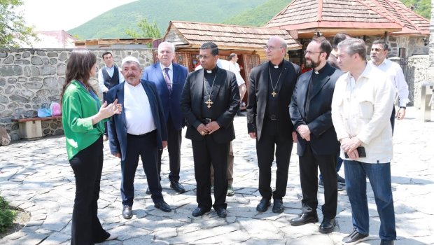 Vatikan kardinalı Şəkinin qədim abidələrini ziyarət edib - FOTO