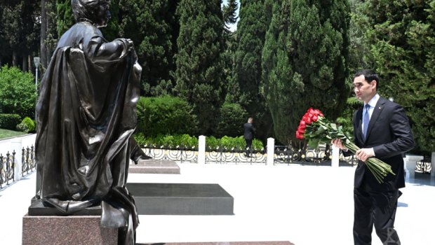 Türkmənistan Prezidenti Heydər Əliyevin məzarını ziyarət etdi &ndash; FOTO