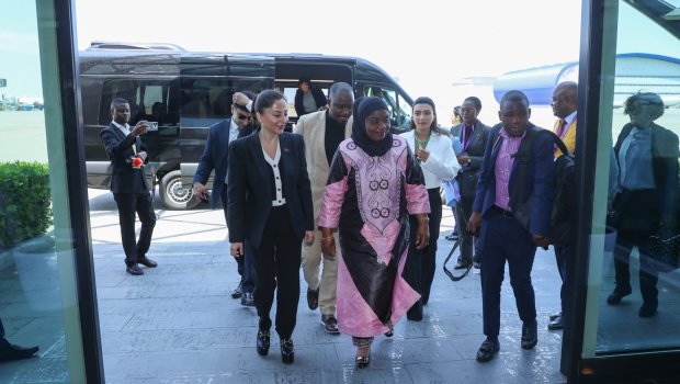 Mozambik parlamentinin sədri Azərbaycana gəldi &ndash; FOTO
