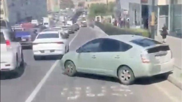 Maşını avtobus zolağında saxlayıb getdi &ndash; VİDEO