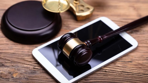 Abşeronda kişi yemək hazırlamayan arvadına telefonla vuraraq xəsarət yetirdi