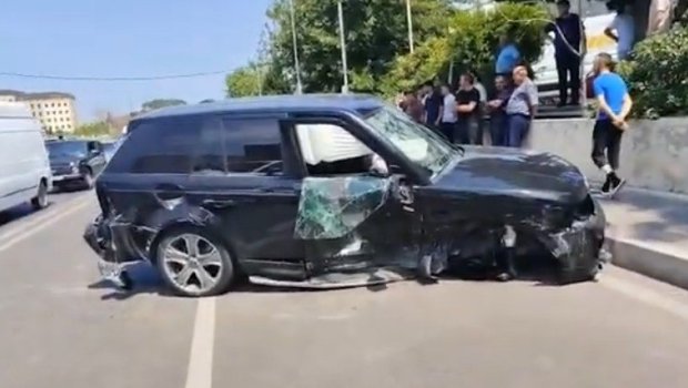 Bakıda "Mercedes"lə &ldquo;Range Rover&rdquo; toqquşdu: Xəsarət alanlar var &ndash; VİDEO
