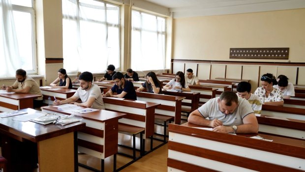 Doktorantura və dissertantura üzrə xarici dildən qəbul imtahanı keçirildi