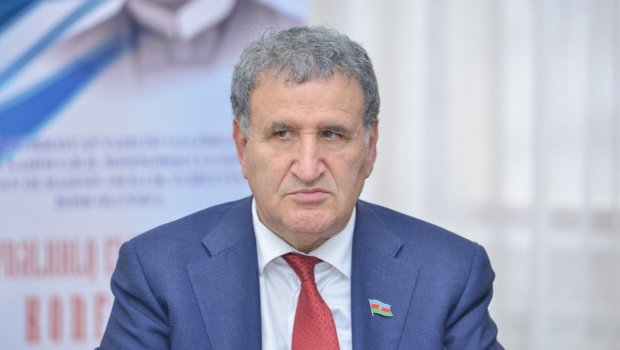 İsa Həbibbəylinin nadir əlyazma ilə davranışı gündəm oldu - VİDEO