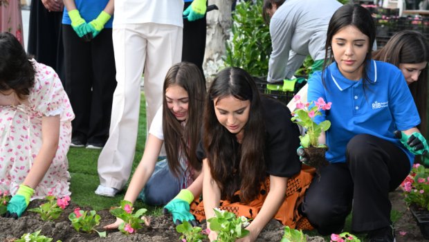 Leyla Əliyeva və Arzu Əliyeva Bakı Bulvarında mövsümi güllərin əkilməsi aksiyasında &ndash; FOTO