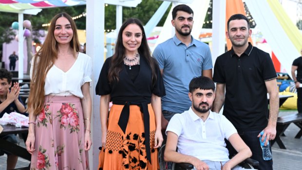 Leyla Əliyeva və Arzu Əliyeva &ldquo;CandyFest&rdquo; yay festivalında su sirki şousunu izlədilər &ndash; FOTO