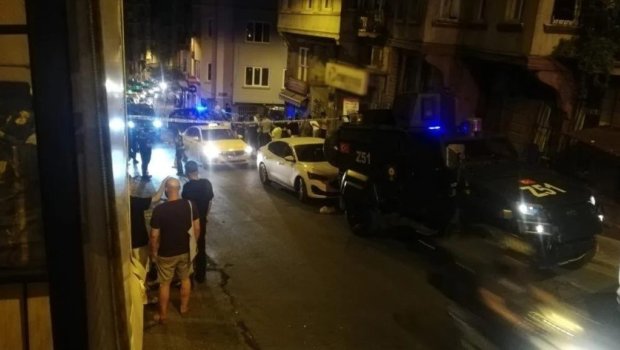 İstanbulda mağaza önündə partlayış: Polis şübhəliləri axtarır