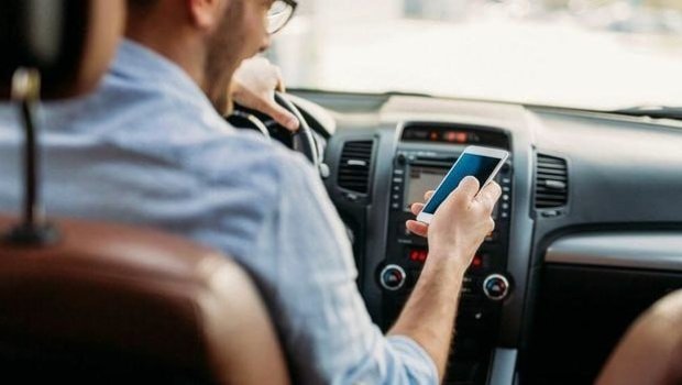 Sükan arxasında telefondan istifadə edən sürücülərə XƏBƏRDARLIQ