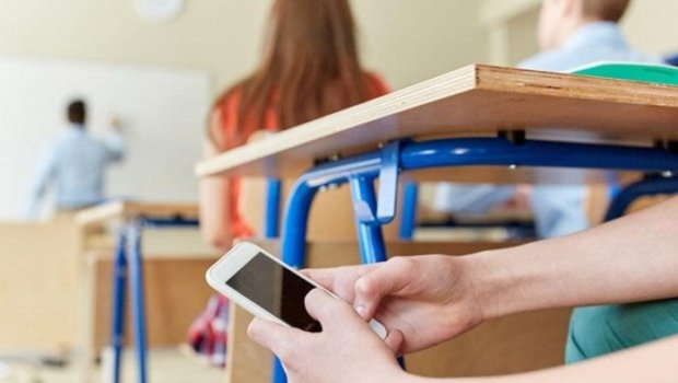 SON DƏQİQƏ! Məktəblərdə dərs vaxtı telefondan istifadə qadağan edildi &ndash; RƏSMİ