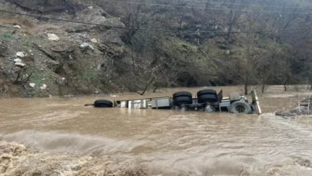 Samuxda yük maşını çaya aşdı, bir nəfər suda boğuldu