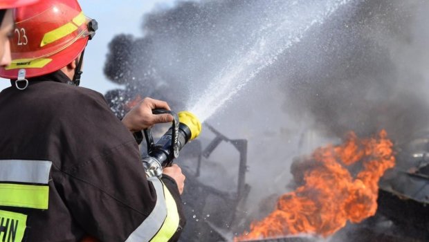 Bakıda yaşayış kompleksinin həyətində yanğın: Avtomobillərə ziyan dəydi