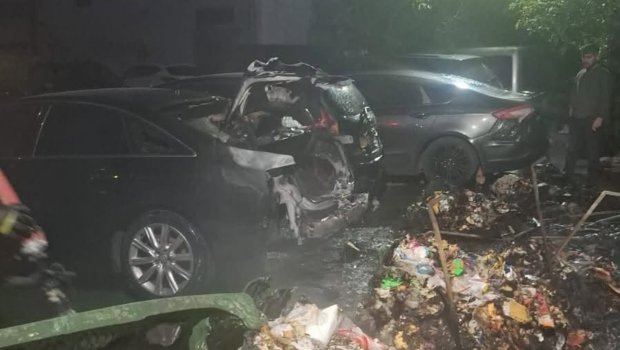 Bakıda yaşayış kompleksinin həyətində yanğın: Avtomobillərə ziyan dəydi - FOTO