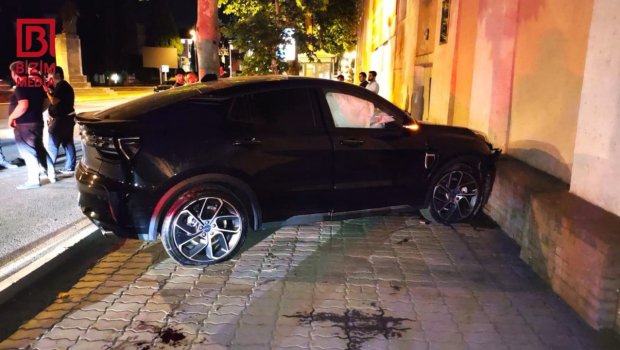 Gəncədə qadın sürücü ağır qəza törətdi: Xəsarət alan var &ndash; FOTO