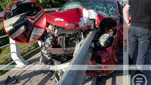 Bakıda "Prius" dəmir məhəccərə çırpıldı: Ölən var - VİDEO