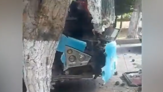 Bakıda marşrut avtobusu ağaca çırpıldı, 11 nəfər yaralandı &ndash; VİDEO