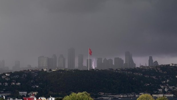 İstanbulu su BASIB - Nəqliyyatın hərəkətində çətinlik yaranıb