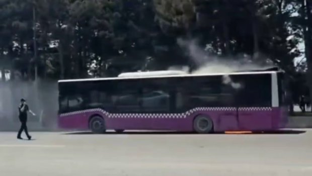 Avtovağzal yaxınlığında avtobus yandı &ndash; ANBAAN VİDEO