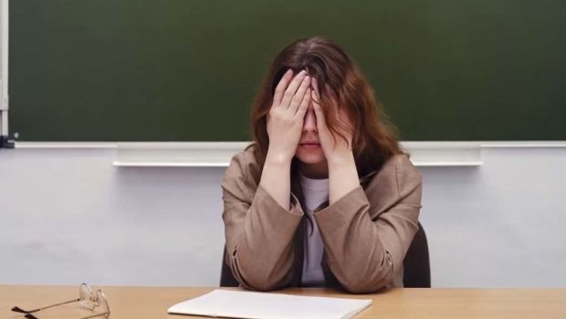 Müəllimi şantaj üçün açıq-saçıq fotolarını direktora göstərib...