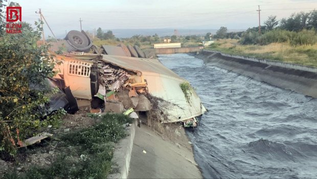 Qusarda yük maşını aşdı: Badımcanlar yol kənarına töküldü