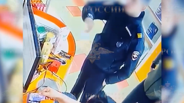Polis forması geyinib növbəsiz yanacaq doldurdu - VİDEO