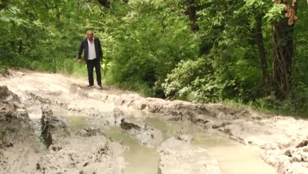 Əhalinin gününü qaraldan yol problemi: "Heç vertolyot da bura enə bilməz" - VİDEO