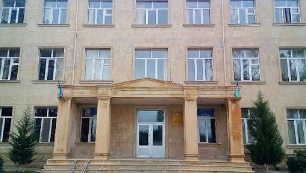Bakıda məktəbin həyətində BIÇAQLANMA