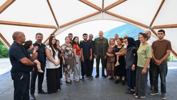 Prezident Kiçik Qaladərəsi kəndində sakinlərlə görüşdü &ndash; FOTO
