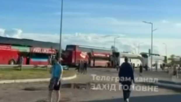 Ukrayna-Polşa sərhədində kilometrlərlə növbə: Gözləmə müddəti 13 saata çatıb - VİDEO