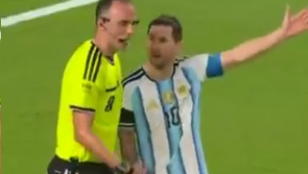 Messi hakimə etiraz etdi: "Mənimlə hörmətlə danış" - VİDEO