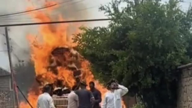 Qazaxda maşın ot tayaları ilə birlikdə yanaraq külə döndü - FOTO