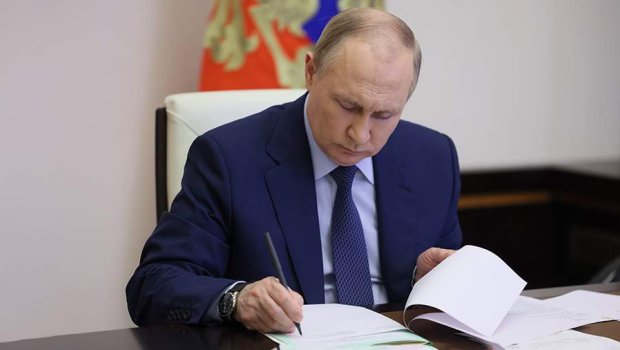 Putin Peskova &ldquo;Rusiya Qəhrəmanı&rdquo; adını VERDİ &ndash; FOTO