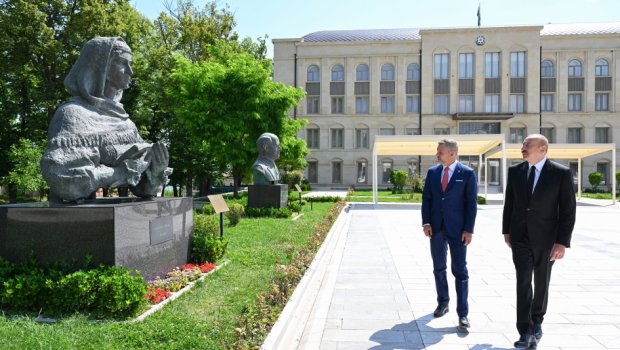 Prezidentlər Şuşada işğal dövründə güllələnmiş büstlərə baxdılar &ndash; FOTO