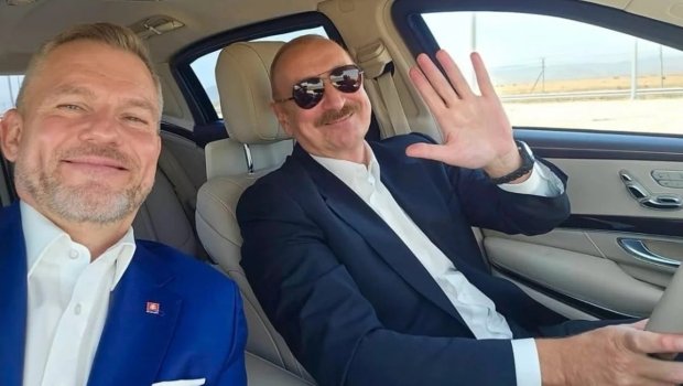 Prezidentin maşınında selfi çəkdi - Foto