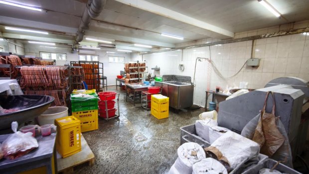 &ldquo;Azəridad&rdquo;da tüklü toyuqlardan kolbasa hazırlayırmışlar &ndash; Fotolar
