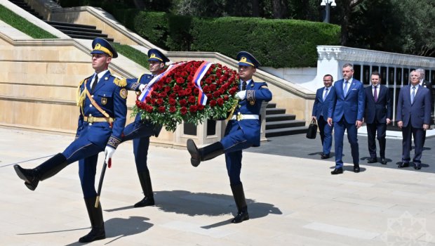 Slovakiya Prezidenti Bakıda şəhidlərin xatirəsini andı &ndash; FOTO