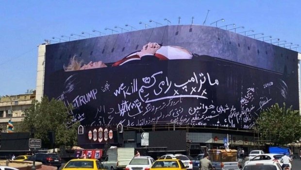 Tehranda Trampın nəhəng plakatı yerləşdirildi