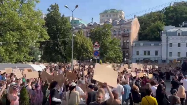 Müdafiə nazirinin istefasından sonra Ukraynada kütləvi etiraz aksiyaları BAŞLADI &ndash; VİDEO