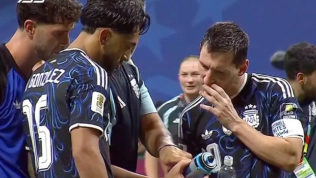Argentina-İngiltərə oyununda ŞOK OLAY: Rəqib qapıçının su qabına yazılanlar ƏLƏ KEÇDİ - FOTO