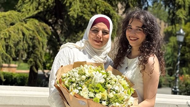 Ana və qızı eyni anda məzun oldular: "Mən onun qədər çox oxumamışam" - VİDEO
