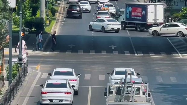 Bakıda iki parkın kəsişməsində yeni piyada işıqforları quraşdırıldı - VİDEO